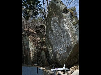 석천암 마애약사여래 삼존불 측면 썸네일 이미지